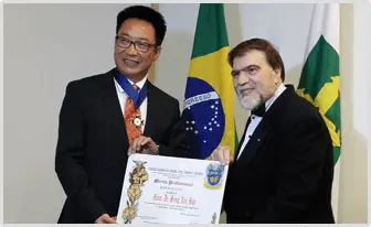 Dr.-Song-Nan-Hua-CRM-15399-DF-Especialista-em-Acupuntura-recebe-medalha-1